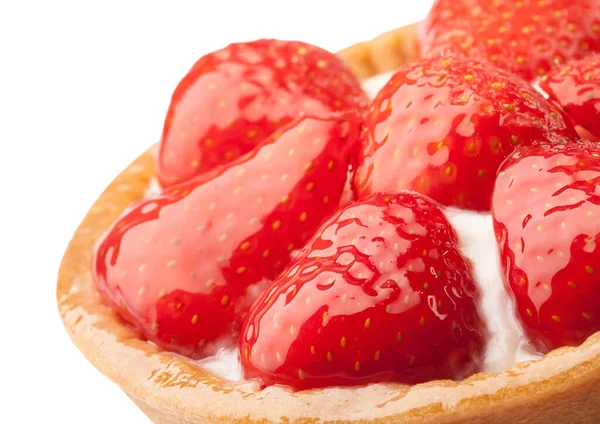 Kremalı ve çilekli sepet, beyaz üzerine. 