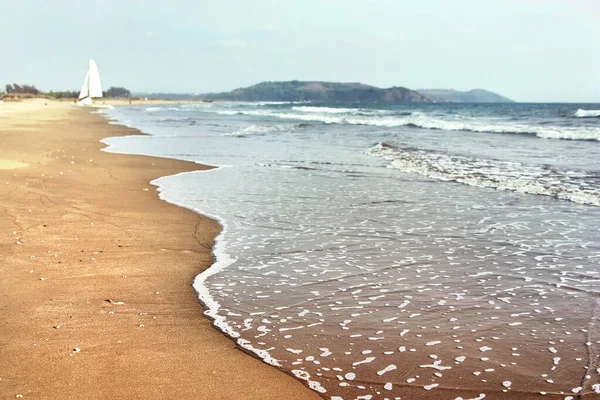 Krajobraz Piaszczysta Plaża Fale Morskie Błękitne Niebo Żaglówka — Zdjęcie stockowe