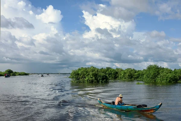 SIEM REAP, CAMBODIA - 25 Eylül 2012 'de Kamboçya halkı Siem Reap, Kamboçya' da Tonle Sap Gölü 'nün yanında yaşamaktadır. Bu, SE Asya 'nın en büyük tatlı su gölü. Köyde yıllık sel baskını. 