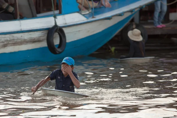 Siem Reap Camboya Septiembre Niño Camboyano Años Flota Una Cuenca — Foto de Stock