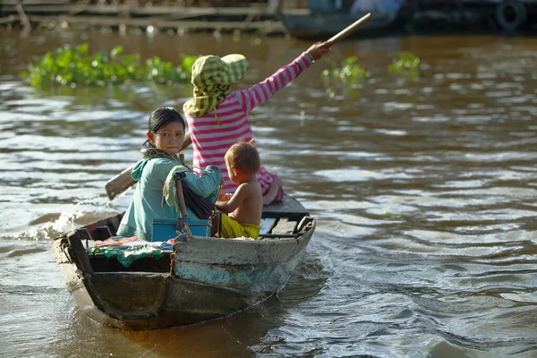 Siem Reap Camboya Septiembre Mujer Dos Niños Camboyanos Aldea Inundada — Foto de Stock