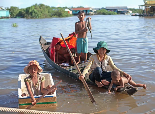 Siem Reap Camboya Septiembre Mujer Camboyana Cuatro Niños Aldea Inundada — Foto de Stock