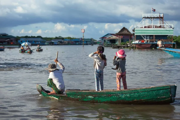 Siem Reap Camboya Los Camboyanos Viven Lago Tonle Sap Siem — Foto de Stock