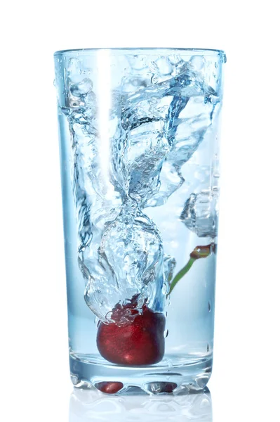 Kersen Vielen Een Glas Met Water Geïsoleerd Wit — Stockfoto