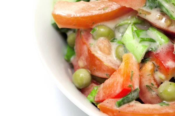 Salade Met Sla Tomaat Komkommer Erwten Kool Uien Saus Kruiden — Stockfoto