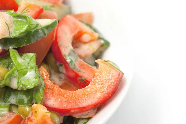 Salade Met Sla Tomaat Komkommer Erwten Kool Uien Saus Kruiden — Stockfoto