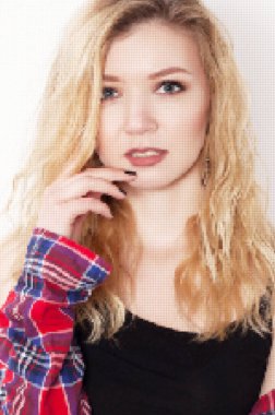 Beyaz duvarda poz veren güzel bir kız. Beyaz duvara karşı duran şortlu ve gömlekli. vektör yarıton