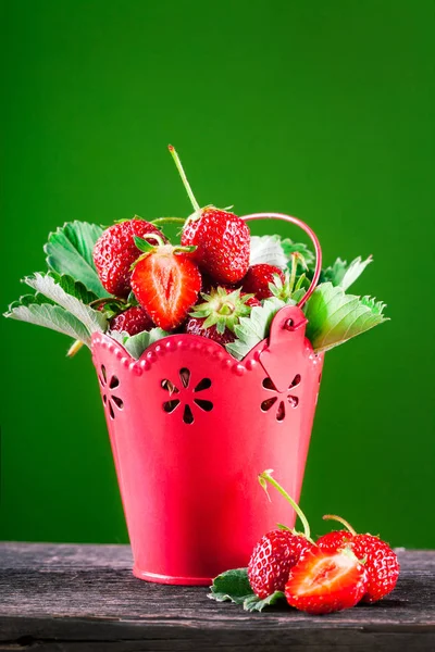 Frische Erdbeeren Auf Holztisch lizenzfreie Stockfotos