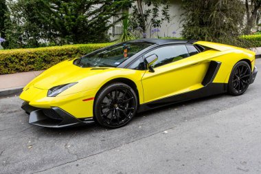 17 Ağustos 2016 - Carmel California: Bir sarı Lamborghini sitelerinde Concours D'Elegance Otomotiv tur sırasında genel bir sokakta kaldırım.