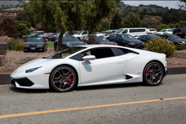 17 Ağustos 2016 - Carmel California: Bir beyaz Lamborghini oturur yan yol boyunca.