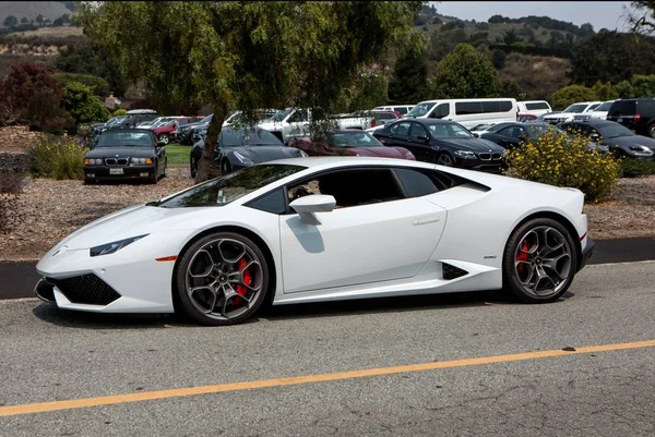 17 Ağustos 2016 - Carmel California: Bir beyaz Lamborghini oturur yan yol boyunca.