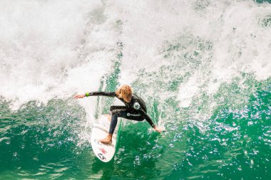 25 Haziran 2017 - North Beach California: bir genç genç adam California'da sörf büyük bir dalga, yüzü aşağı onun surfboard rides.