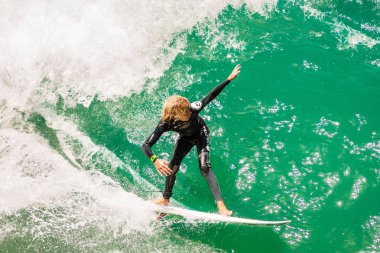 25 Haziran 2017 - North Beach California: bir genç genç adam California'da sörf büyük bir dalga, yüzü aşağı onun surfboard rides.