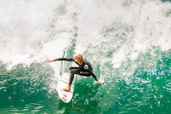 25 Haziran 2017 - North Beach California: bir genç genç adam California'da sörf büyük bir dalga, yüzü aşağı onun surfboard rides.