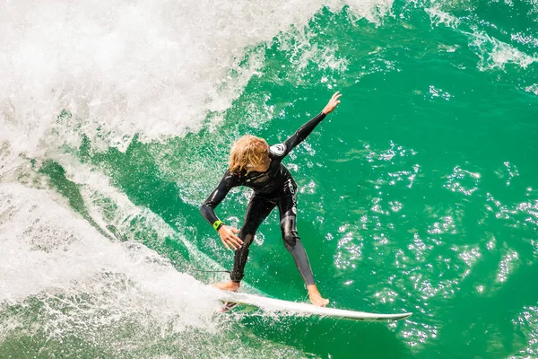 25 Haziran 2017 - North Beach California: bir genç genç adam California'da sörf büyük bir dalga, yüzü aşağı onun surfboard rides.