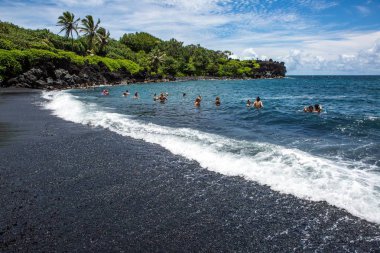 Haziran 2018, Maui Hawii - siyah kum plaj tatil ve tatil müdavimlerinin için popüler bir hedef sörf keyfini yüzücüler grupları barındırır..