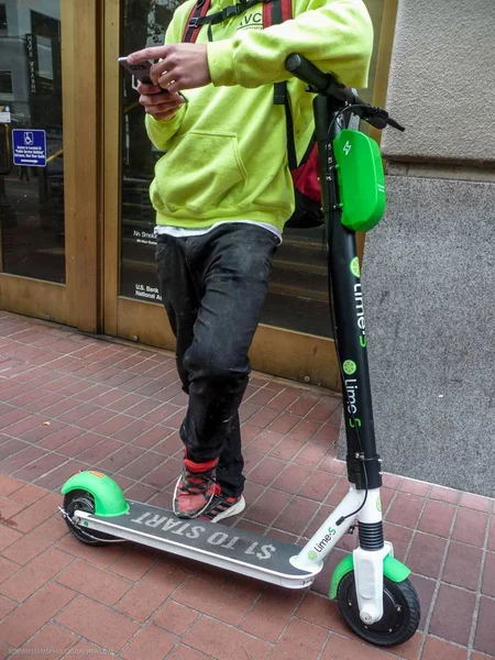 Nov 2018 Portland Oregon Person Uses Smart Phone Rent Lime — Stock Photo, Image