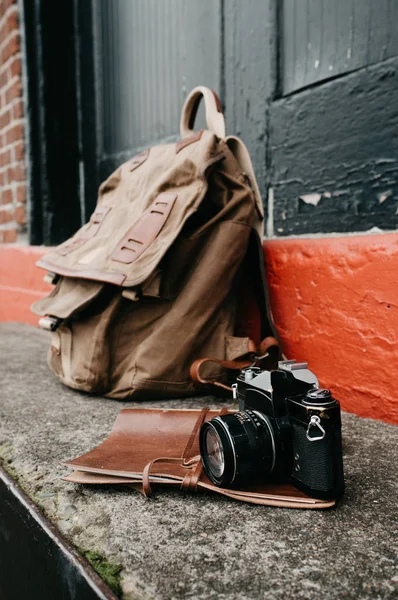 Câmera Filme Slr Vintage Com Livro Couro Mochila Lona Ambiente — Fotografia de Stock