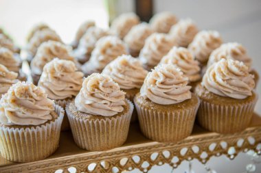 Top kek yemeye hazır bir tepsi üzerinde buzlu.