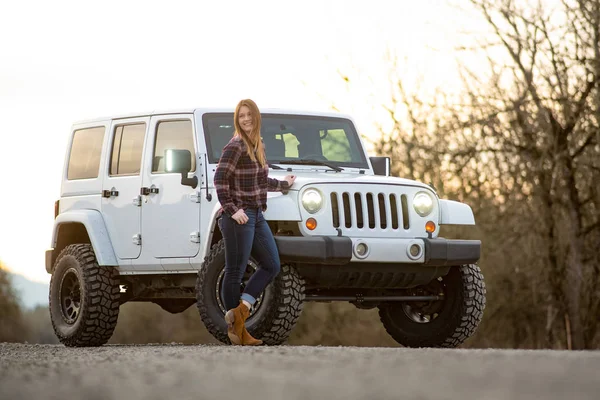 Strong Confident Young Woman Standing Suv Empty Gravel Road Rural — Stock Photo, Image