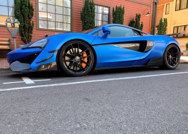 20 Ağustos 2019 Eugene Oregon Usa - Şehir sokağına park edilmiş mavi bir Mclaren süper araba. 