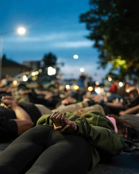 2020年6月4日美国俄勒冈州尤金 一个人背对着手躺了8分46秒 与数以百计的和平抗议者一起抗议乔治 弗洛伊德和警察的暴行 图库照片