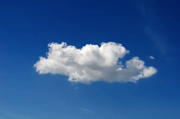 Biały Chmura Puszysty Znajduje Się Tle Błękitnego Nieba — Zdjęcie stockowe