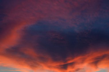 Gün batımında akşam gökyüzünde bulutlar