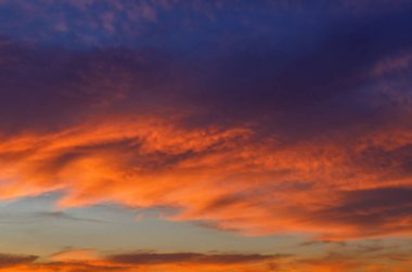 akşam gökyüzü arka plan üzerinde renkli ve kabarık bulutlar ufukta ayarla güneş tarafından aydınlatılmış