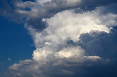 büyük fırtına bulutları uçakları uçuş için tehlikeli oluşturma tüm mavi gökyüzü kapak