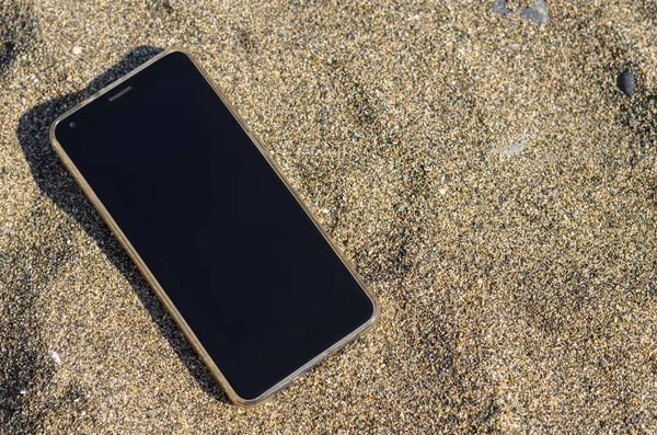 잃어버린된 전화는 모래에 야외에서 — 스톡 사진