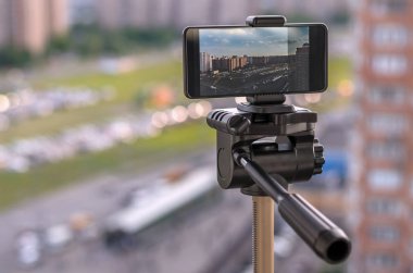 bir tripod kullanarak akıllı telefon kamerası çekim