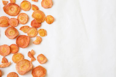 Havuç fiş kağıt üzerinde kurumuş. Düz yatıyordu. Uzay kopyalayın. En az.