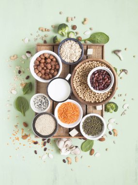 Sebze albümin kaynakları. Protein (fasulye, fındık, sebze, mantar, tohum) üzerinde yeşil arka plan bitki. Vejetaryen ve vegan gıda kavramı. Düz yatıyordu.