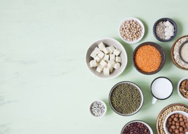 Sebze albümin kaynakları. Protein (fasulye, fındık, tohum) üzerinde yeşil arka plan bitki. Vejetaryen ve vegan gıda kavramı. Düz yatıyordu.