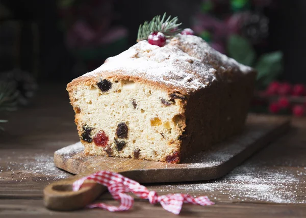 Bolo Natal Tradicional Com Frutas Secas Nozes Bagas Fundo Escuro — Fotografia de Stock