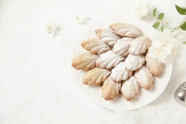 Biscoitos Caseiros Franceses Bolos Madeleine Com Chá Jasmim Sobre Fundo — Fotografia de Stock