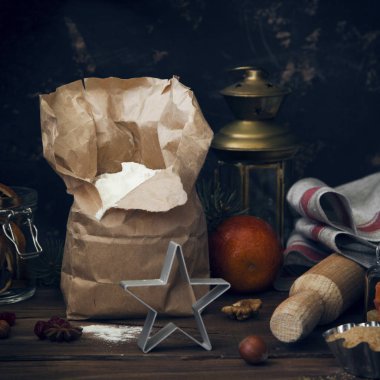 Kış malzemelerin rustik koyu arka plan üzerine pişirme (Noel). Un, yumurta, Kuru meyve, kuruyemiş, baharat.