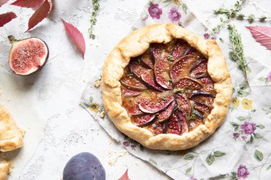 Crostata (pasta) peynir, incir, bal ve gri arka plan üzerine kekik ile. Düz yatıyordu. Mevsim sonbahar tatlı. Kopya alanı.