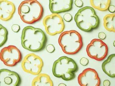 Dilim renkli kırmızı biber ve salatalık desen yapma. Düz yatıyordu. 