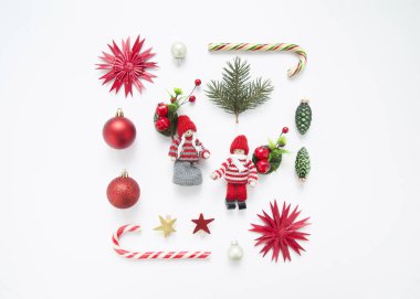 Beyaz arka plan üzerinde farklı kırmızı ve yeşil Noel ağacı oyuncaklar tanzimi. Düz yatıyordu. En az.