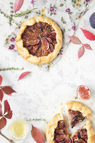 Crostata Pastel Con Queso Higos Miel Tomillo Sobre Fondo Gris — Foto de Stock