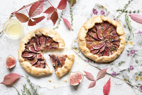 Crostata Pastel Con Queso Higos Miel Tomillo Sobre Fondo Gris — Foto de Stock