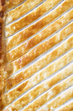 Bütün puf böreği pasta ile altın kahverengi crunch. Üstten görünüm. En az. 