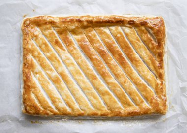 Bütün puf böreği pasta ile altın kahverengi crunch. Üstten görünüm. En az. 