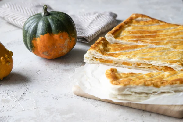 Pastel Hojaldre Con Calabaza Cebolla Queso Sobre Fondo Gris Mínimo — Foto de Stock