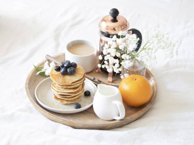 Yatakta kahvaltı. Yaban mersini ve kahve ile Krep.