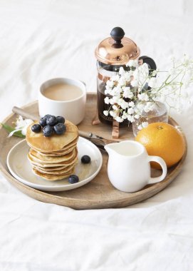 Yatakta kahvaltı. Yaban mersini ve kahve ile Krep.