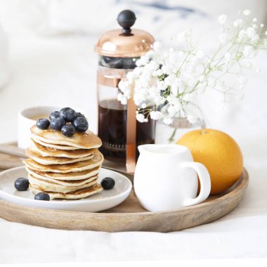 Yatakta kahvaltı. Yaban mersini ve cofffee ile Krep.