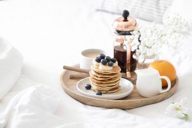 Yatakta kahvaltı. Yaban mersini ile Krep.